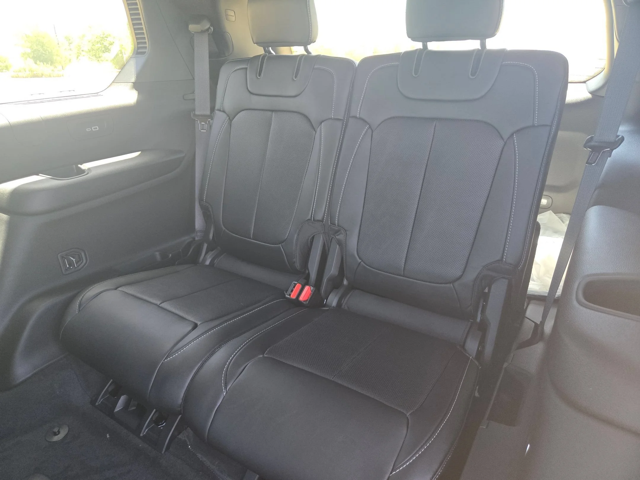 New 2026 Baltic Gray Metallic Clear-Coat Exterior Paint Jeep Limited Reserve image 15