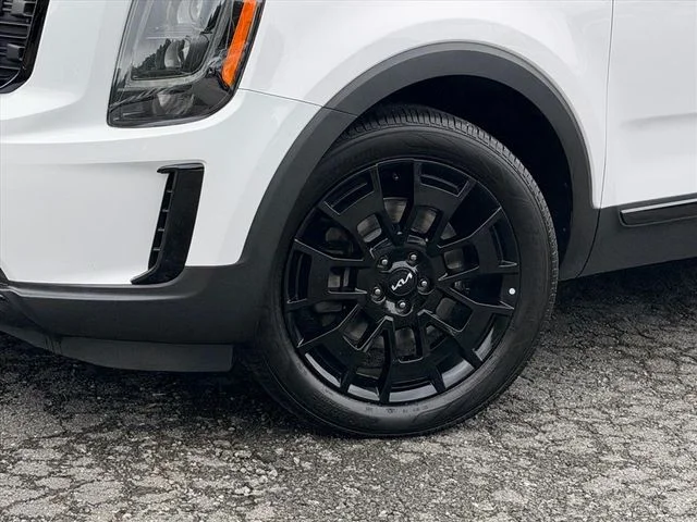 Used 2022 White Kia EX image 31