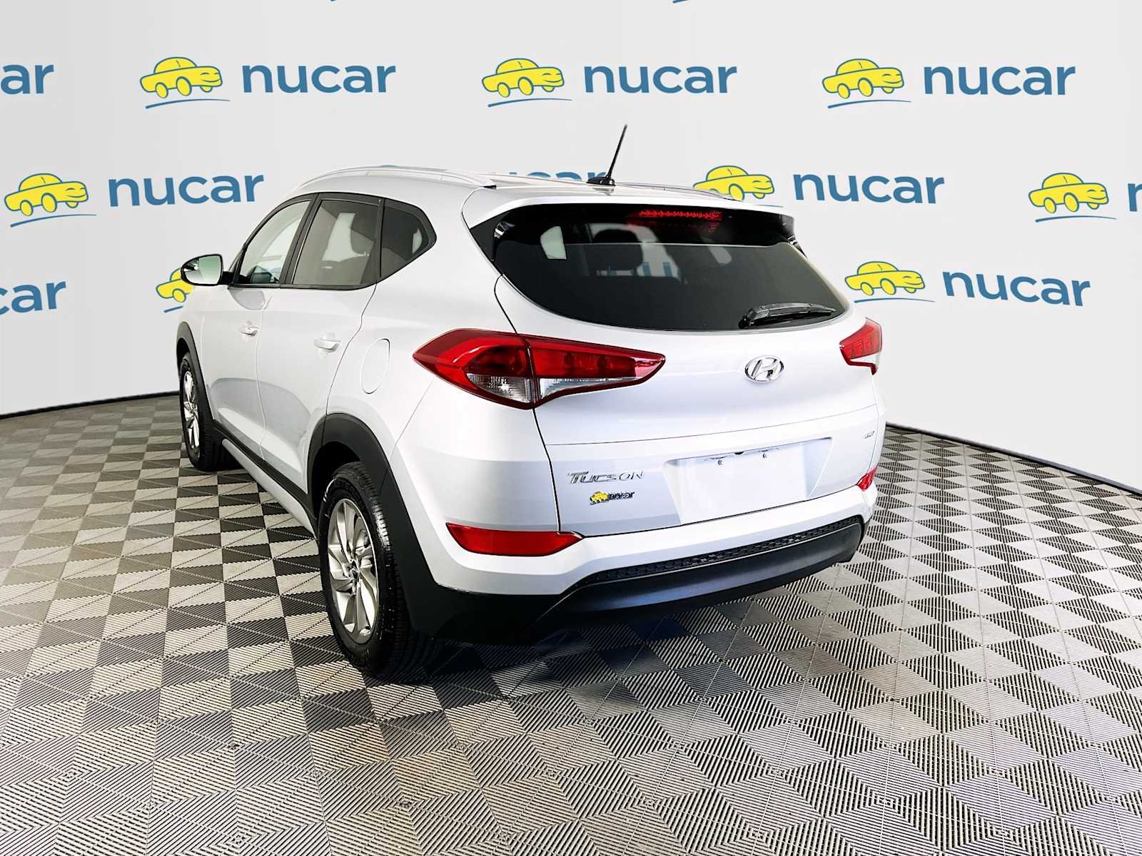 Used 2017 Molten Silver Hyundai SE image 5