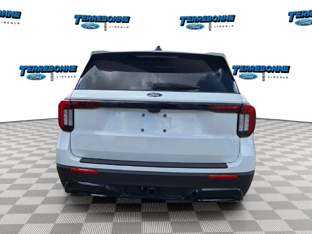 New 2027 Star White Metallic Tri-Coat Ford ST-Line image 6