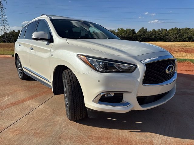 Used 2019 White INFINITI LUXE image 3