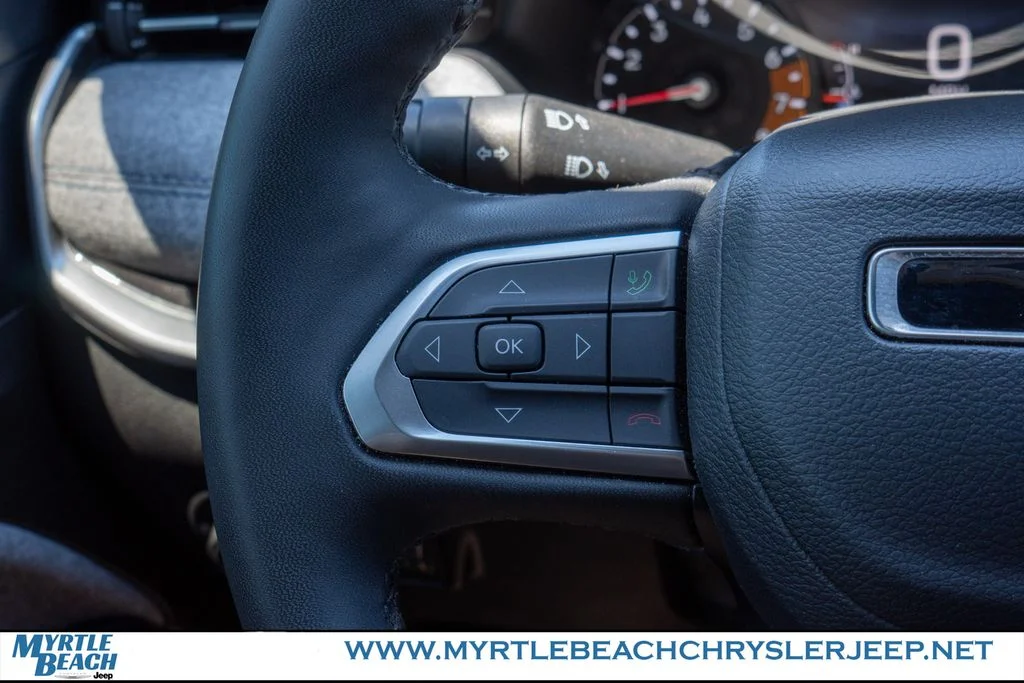 Used 2025 Diamond Black Crystal Pearlcoat Jeep Latitude image 27