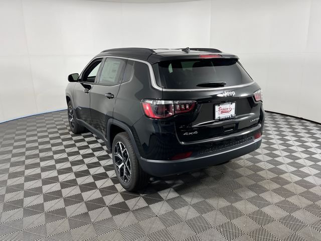 New 2026 Diamond Black Crystal Pearl-Coat Exterior Paint Jeep Limited image 3