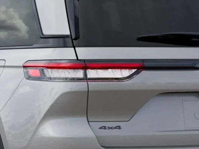New 2025 Silver Zynith Exterior Paint Jeep Limited image 10