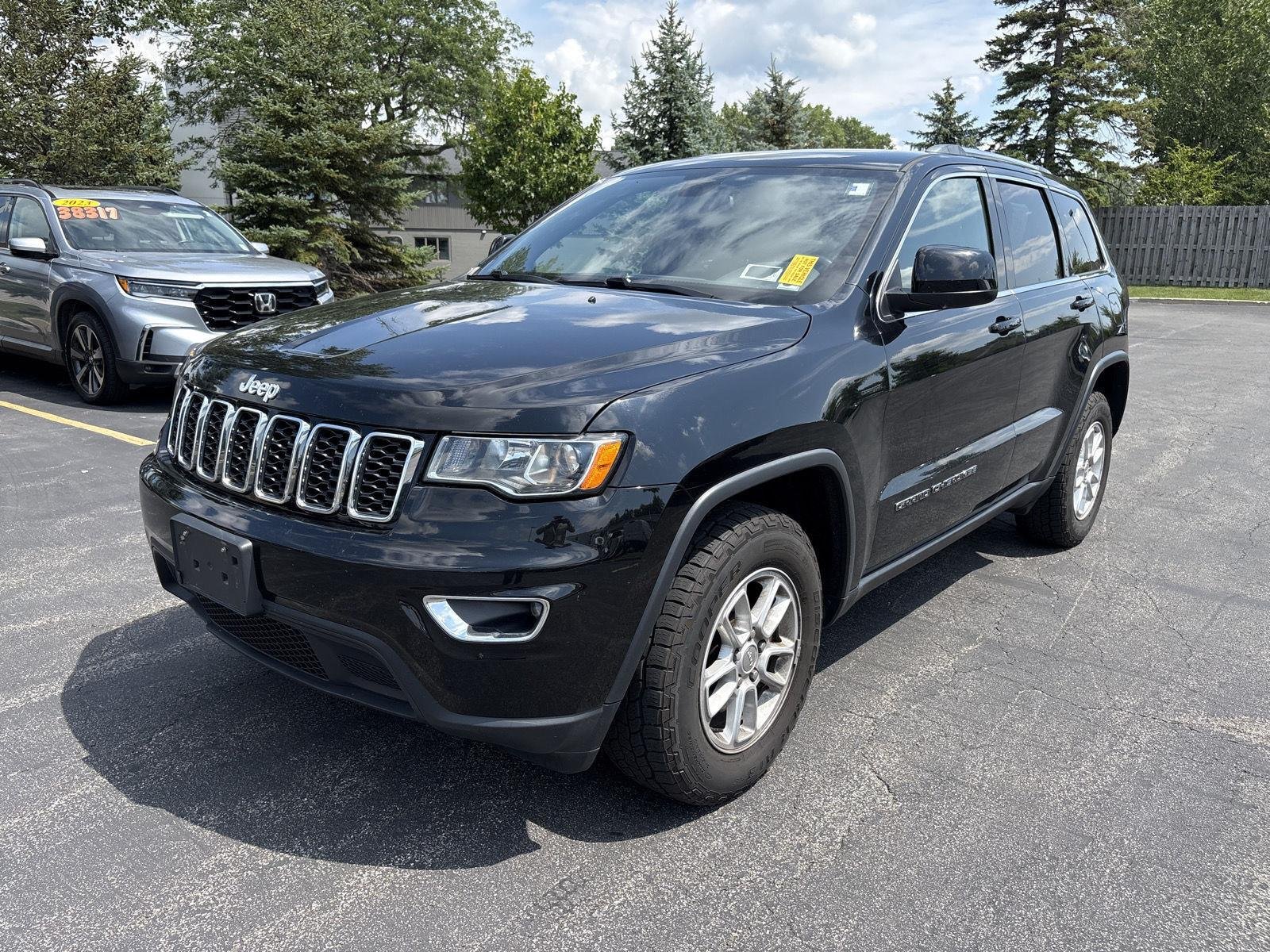 Used 2020 Diamond Black Crystal Pearl Jeep Laredo image 3