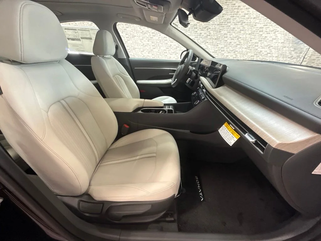 New 2026 Abyss Black Hyundai SEL image 11