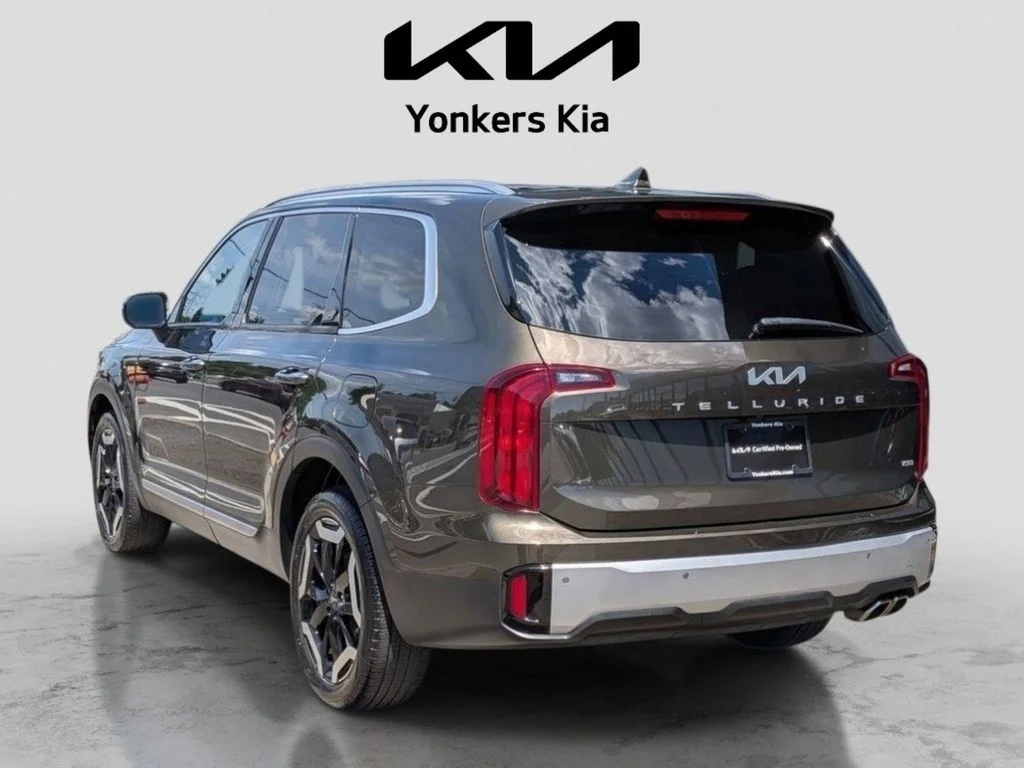 Used 2024 Green Kia S image 11