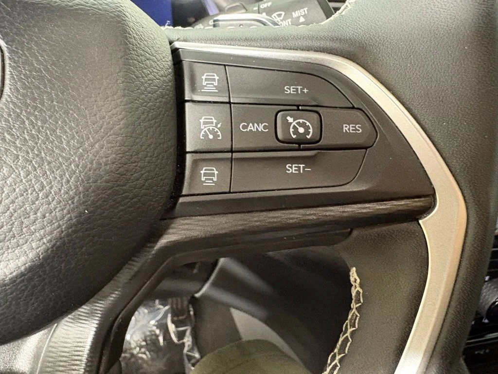 Used 2023 Black Jeep Altitude image 25