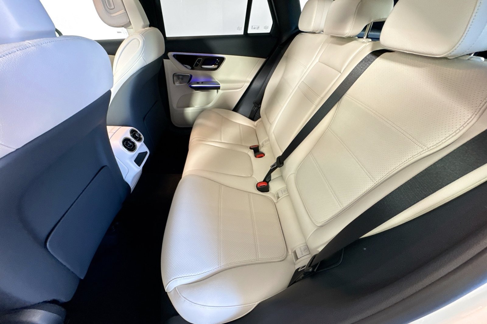 New 2026 Polar White Mercedes-Benz GLC 300 image 22