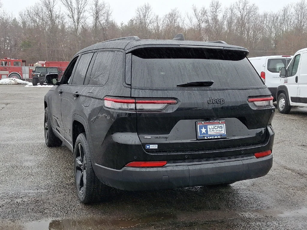 Used 2023 Diamond Black Crystal Pearlcoat Jeep Altitude image 9