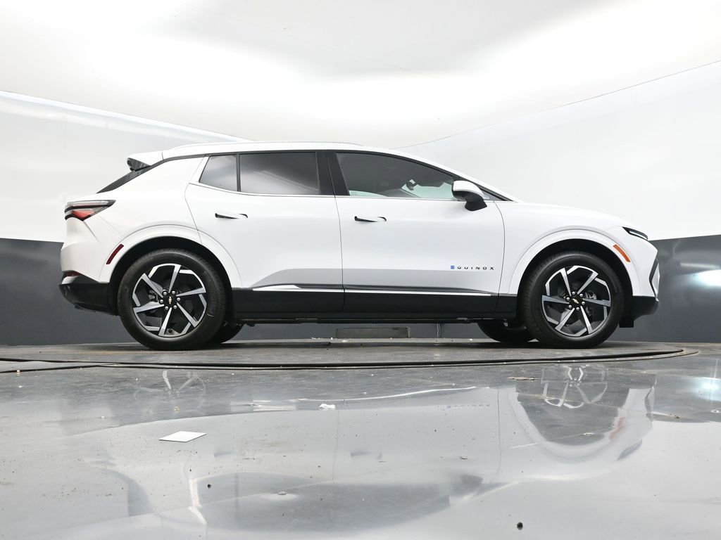 New 2025 Summit White Chevrolet LT image 44