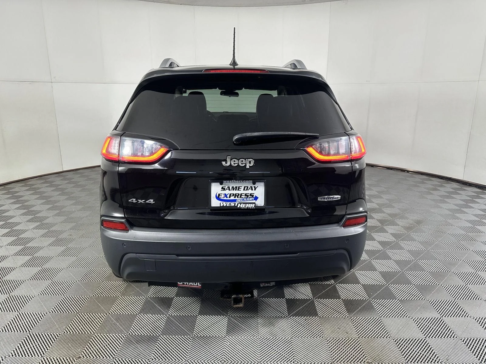 Used 2019 Diamond Black Crystal Pearlcoat Jeep Latitude Plus image 13