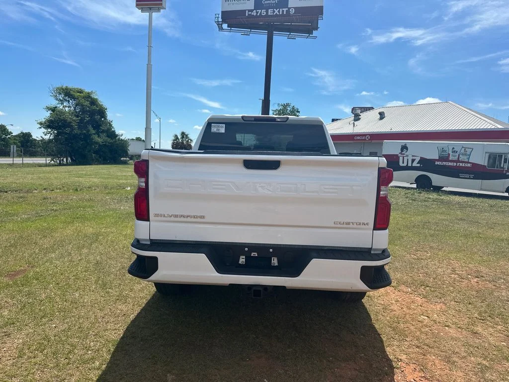 Used 2021 White Chevrolet Custom image 6