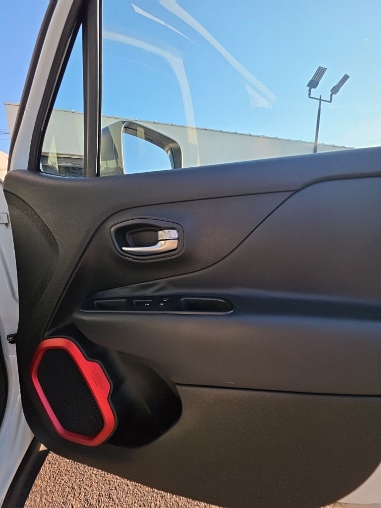 Used 2018 White Jeep Trailhawk image 22