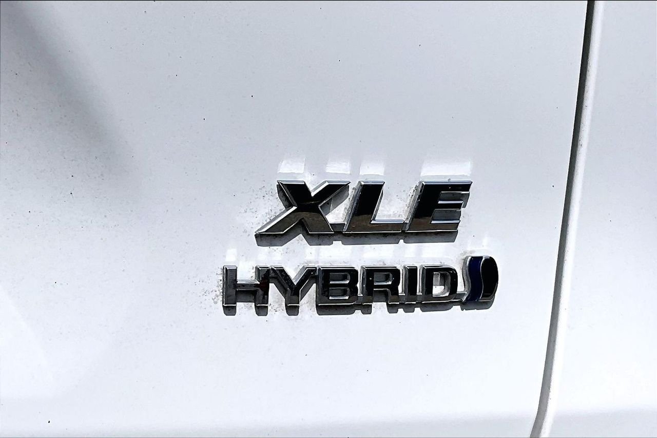 Used 2024 White Toyota XLE image 21