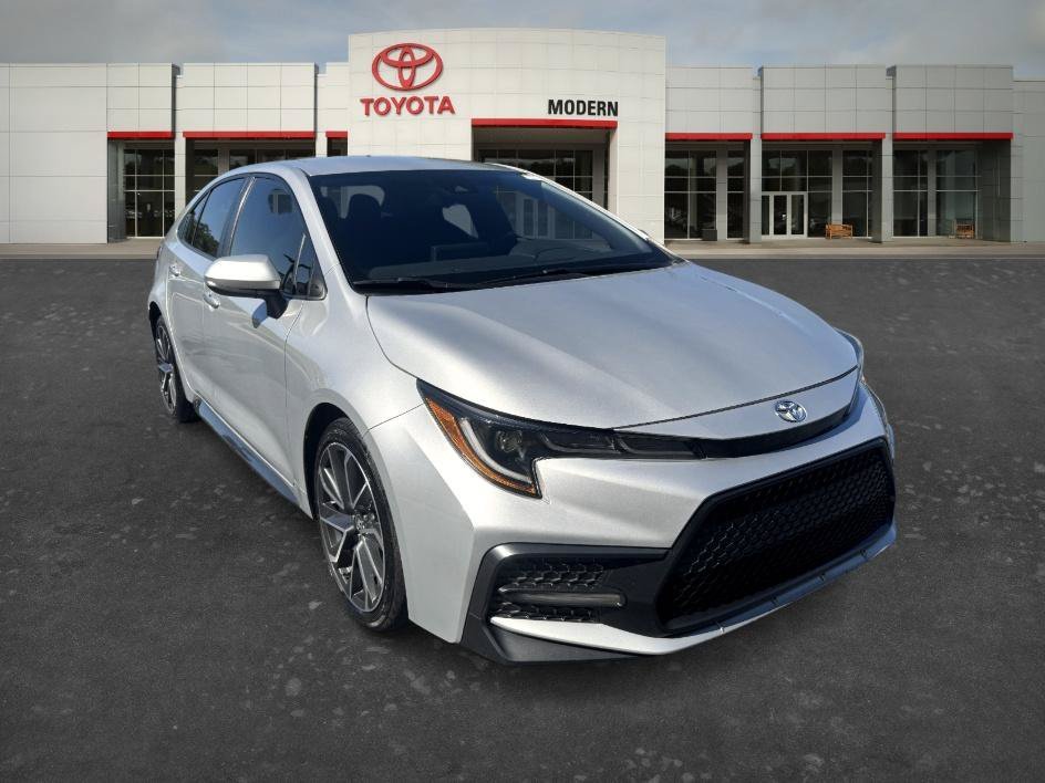 Used 2022 Classic Silver Metallic Toyota SE image 3