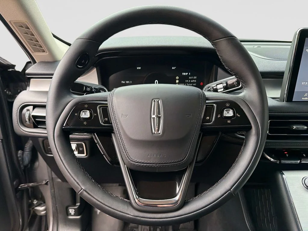 Used 2023 Metallic Lincoln Standard image 34