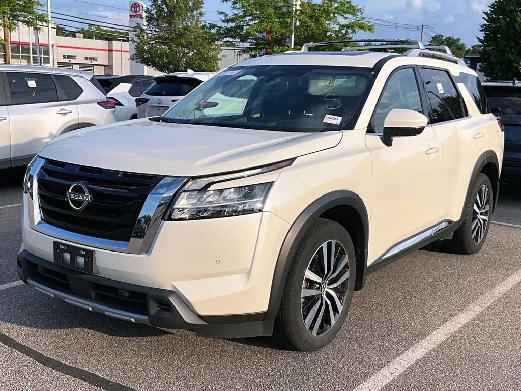 Used 2023 White Nissan Platinum image 3