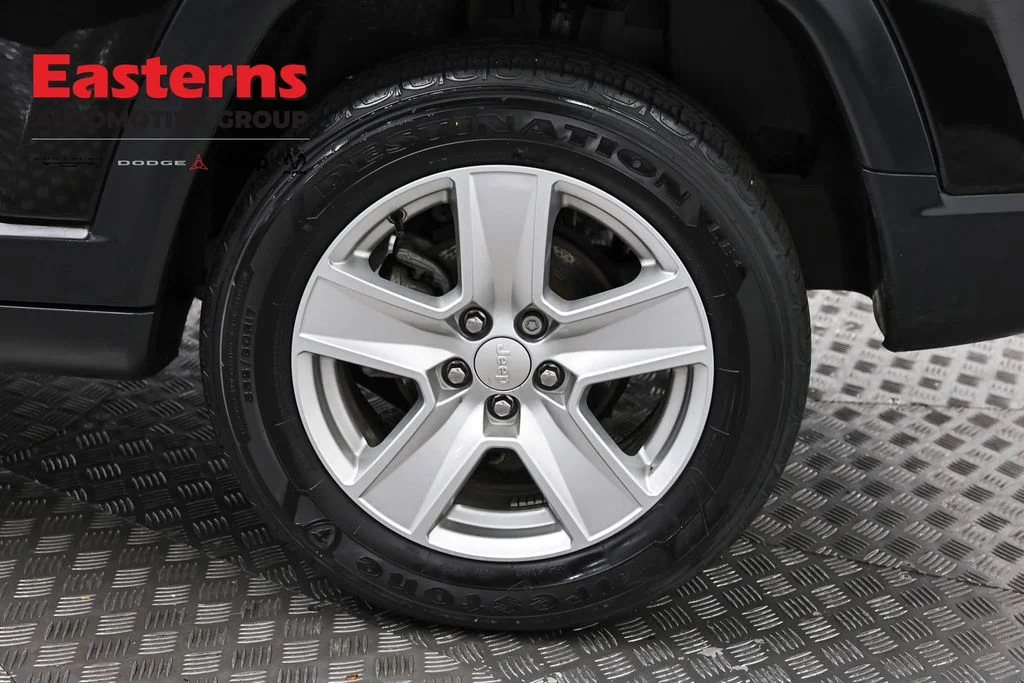 Certified Used 2022 Black Jeep Latitude image 33
