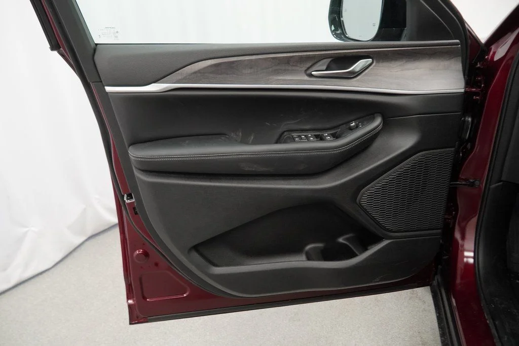 New 2026 Velvet Red Pearl-Coat Exterior Paint Jeep Altitude image 28