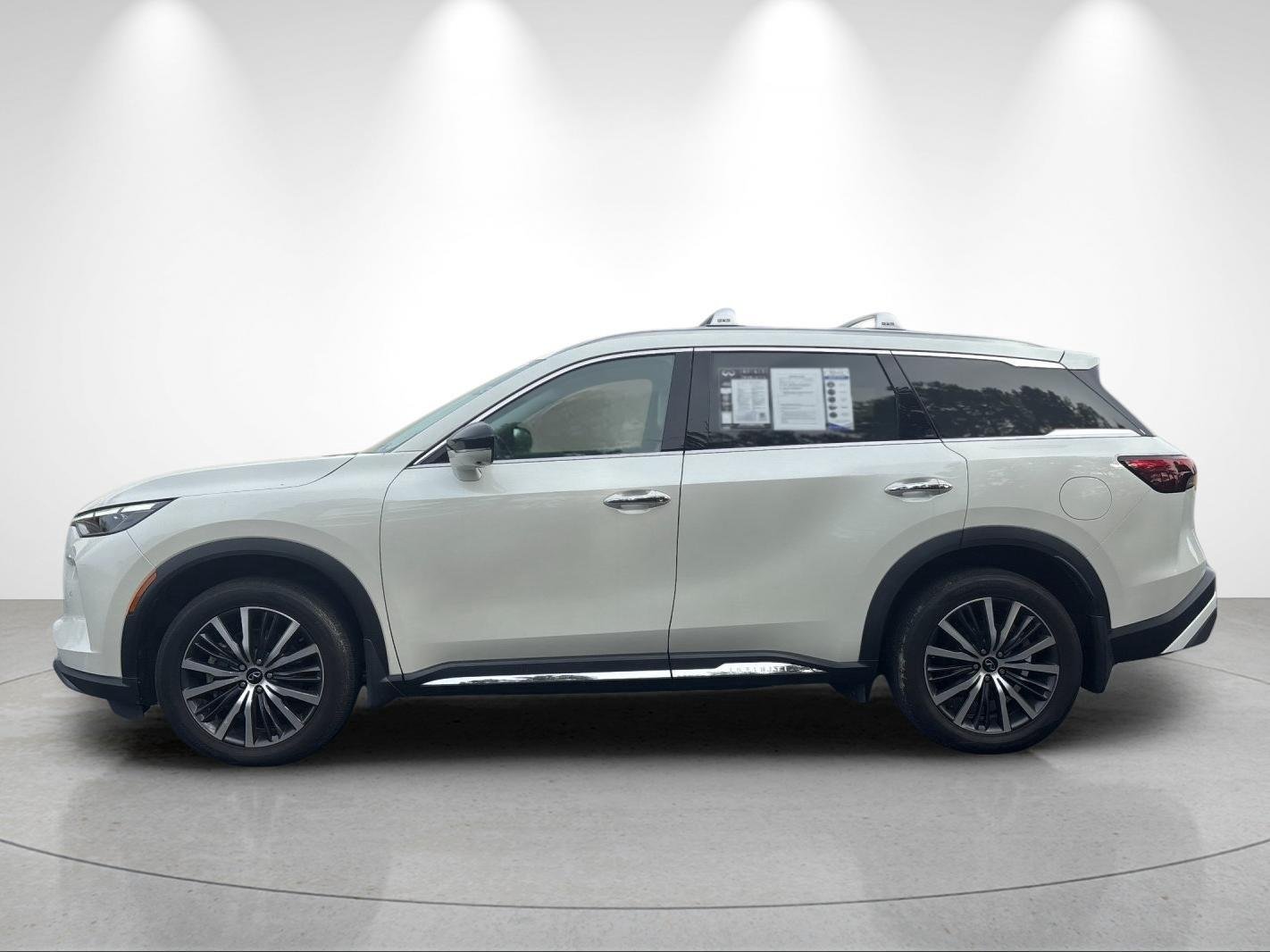 Used 2023 Majestic White INFINITI SENSORY image 2
