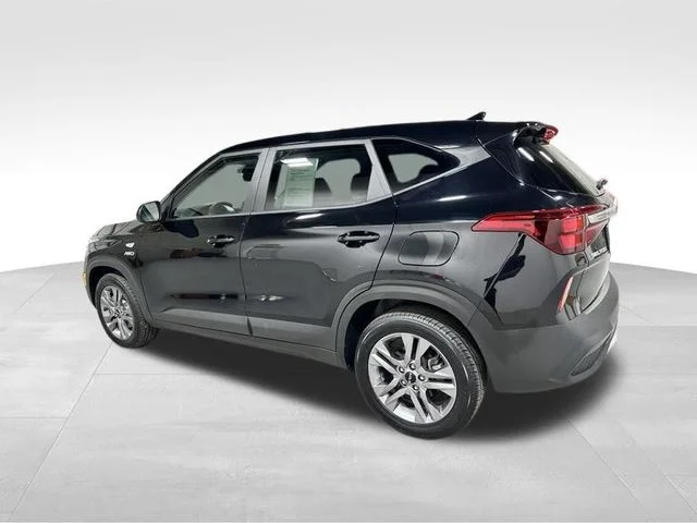 Used 2023 Black Kia LX image 9