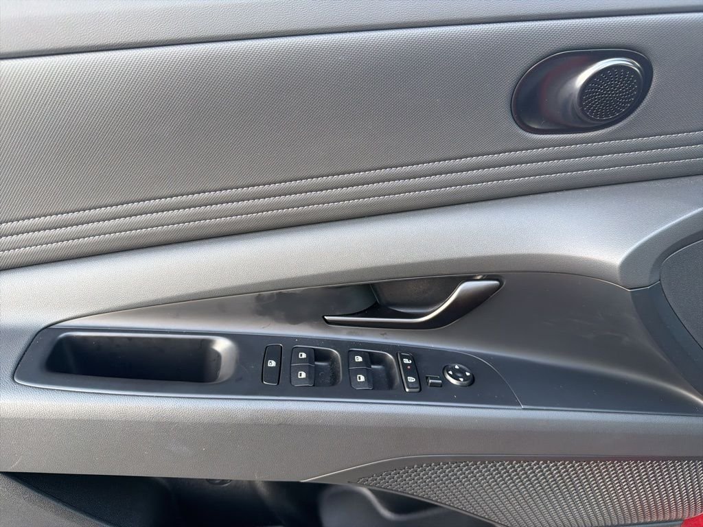2025 Hyundai Elantra SEL - Photo 13