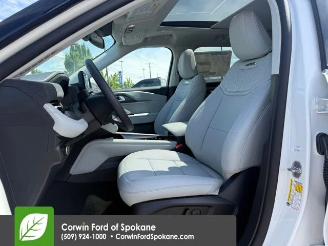 New 2026 Star White Metallic Tri-Coat Ford Platinum image 2