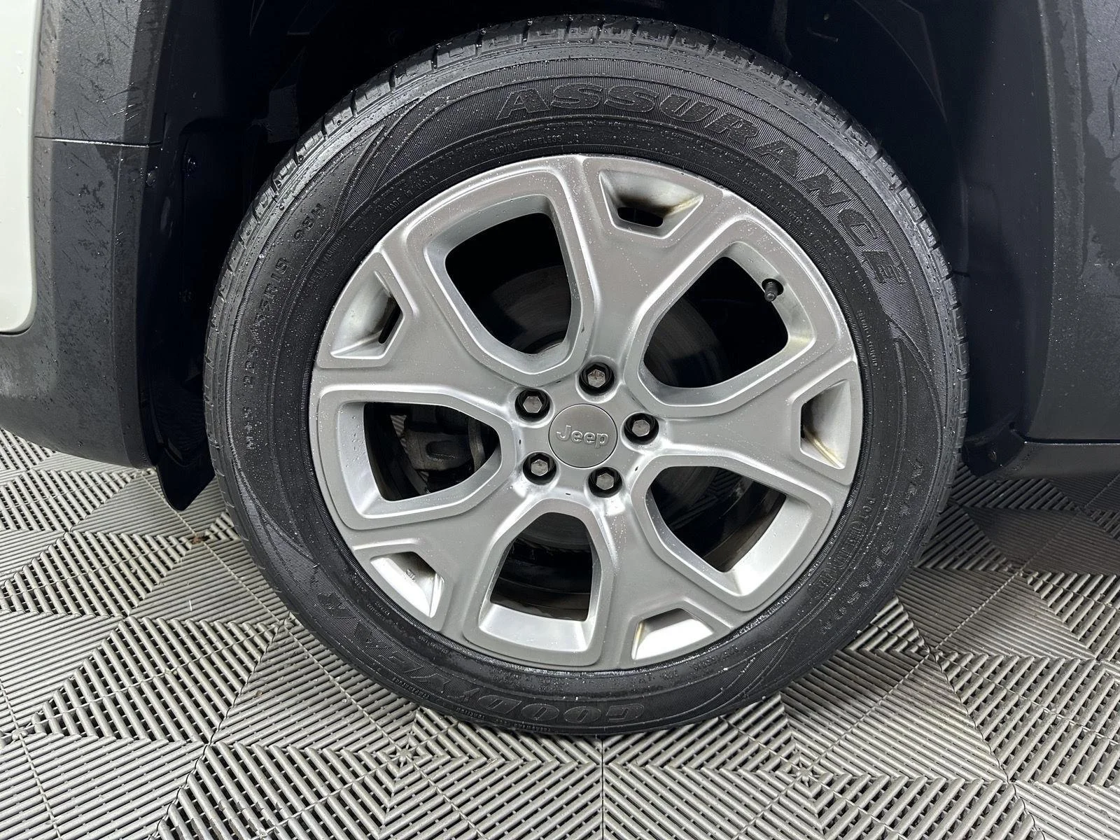 Used 2020 Alpine White Clearcoat Jeep Limited image 17