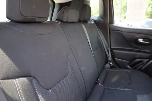 Used 2023 White Jeep Latitude image 35