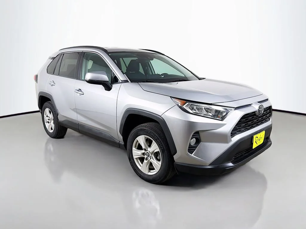 Used 2021  Toyota XLE image 4