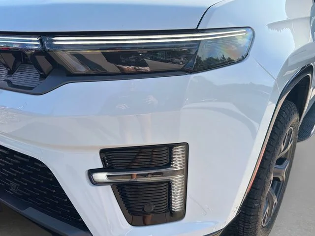 New 2026 Bright White Clear-Coat Exterior Paint Jeep Upland image 10