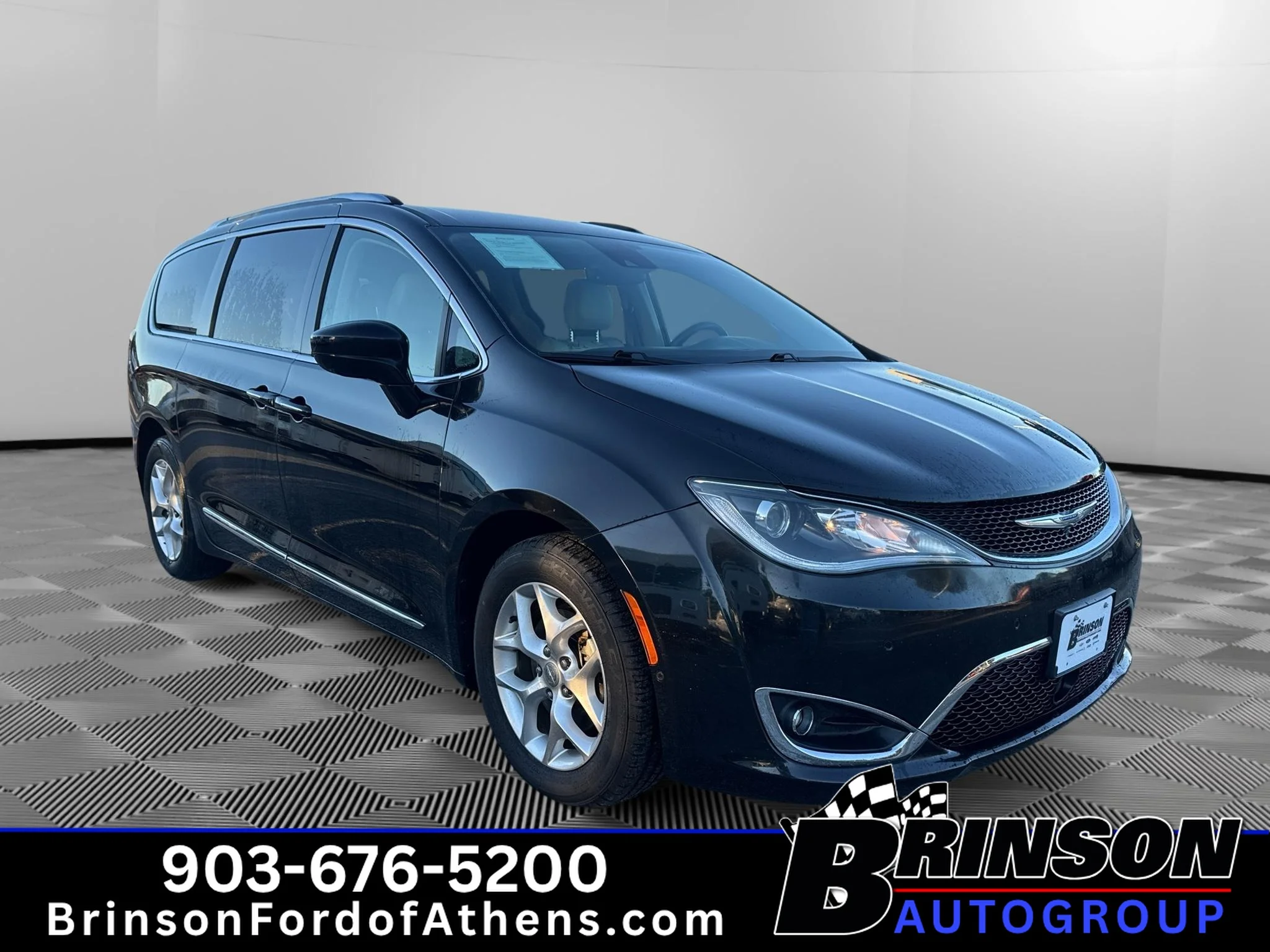 Used 2019 Brilliant Black Crystal Pearlcoat Chrysler Touring L Plus image 3