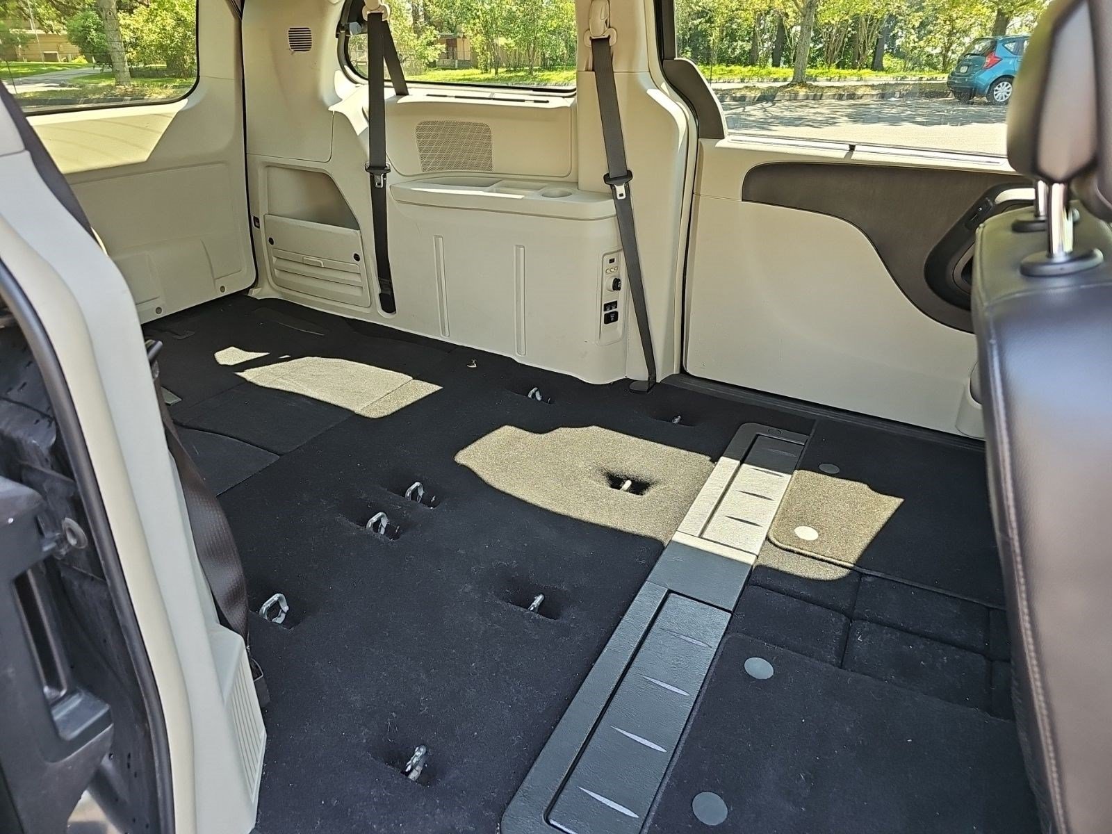Used 2014 Brilliant Black Crystal Pearlcoat Chrysler Touring image 14