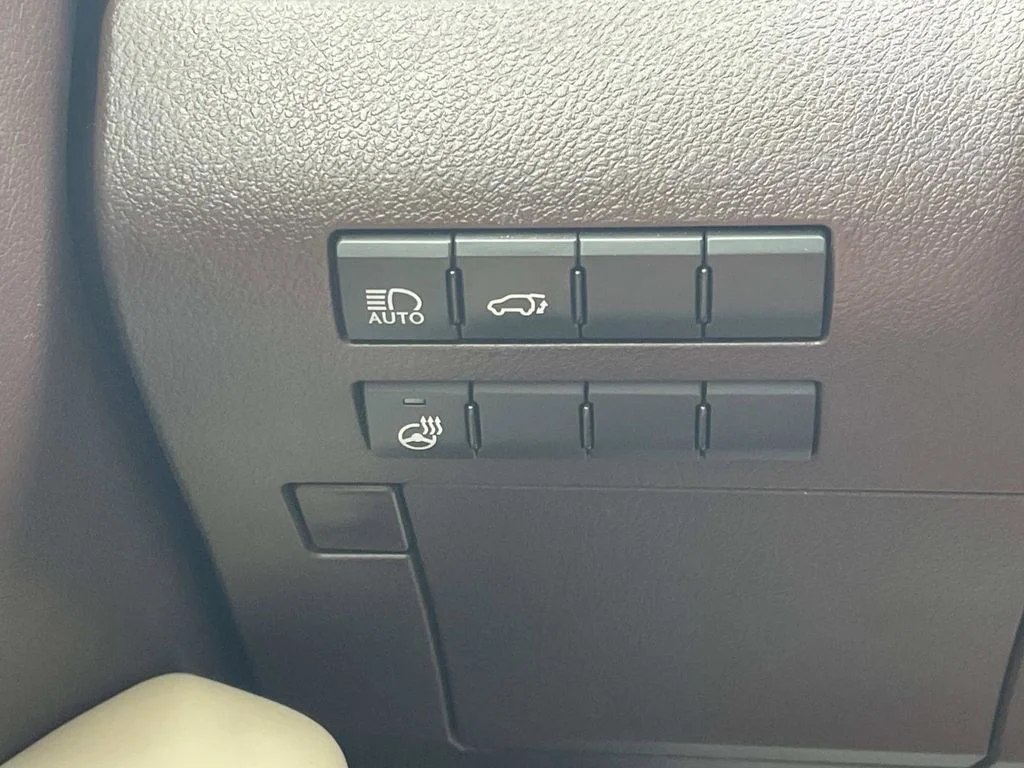 Used 2018 White Lexus 350 image 30