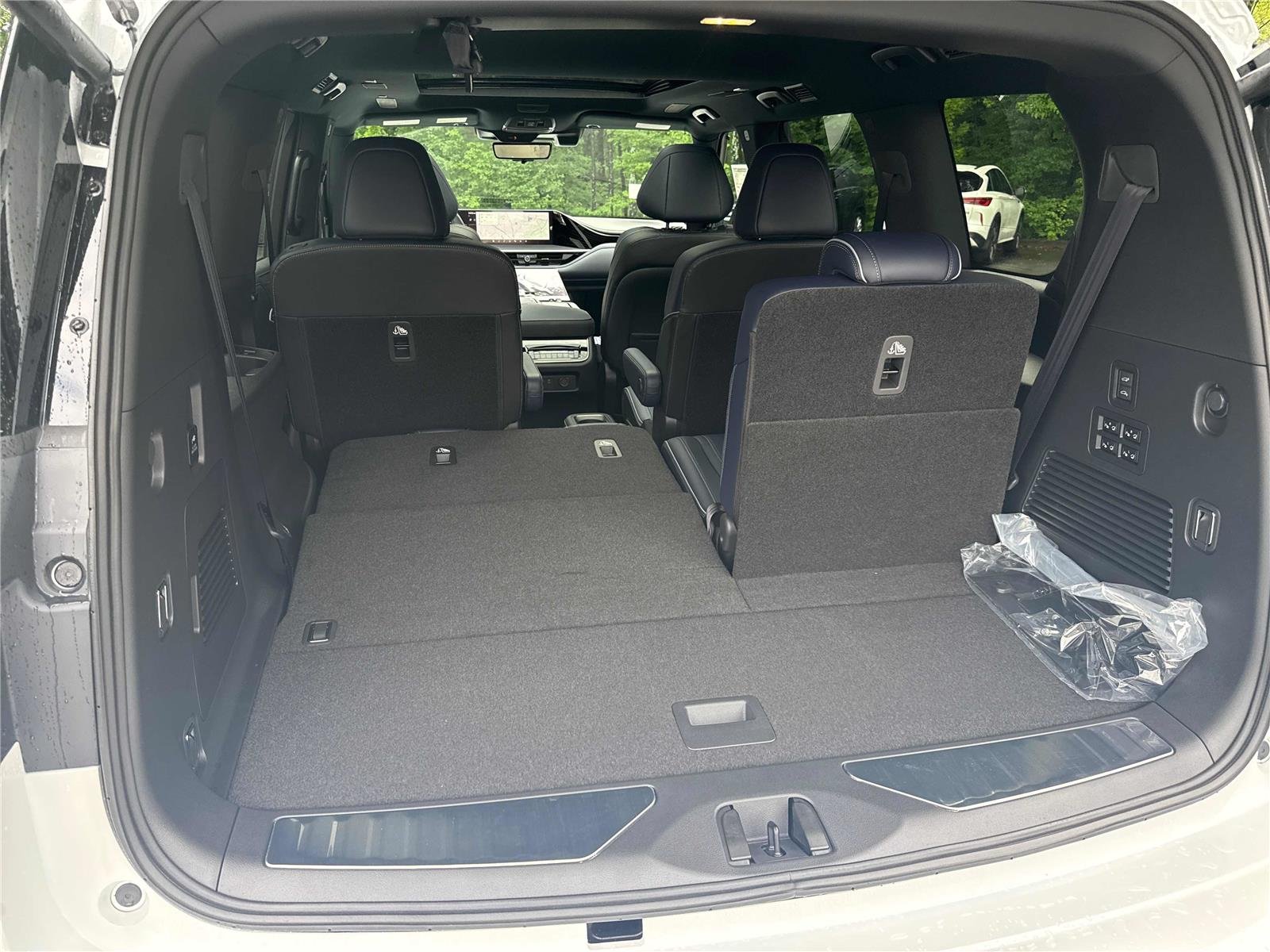 New 2026 RADIANT WHITE INFINITI Sport 4WD image 31