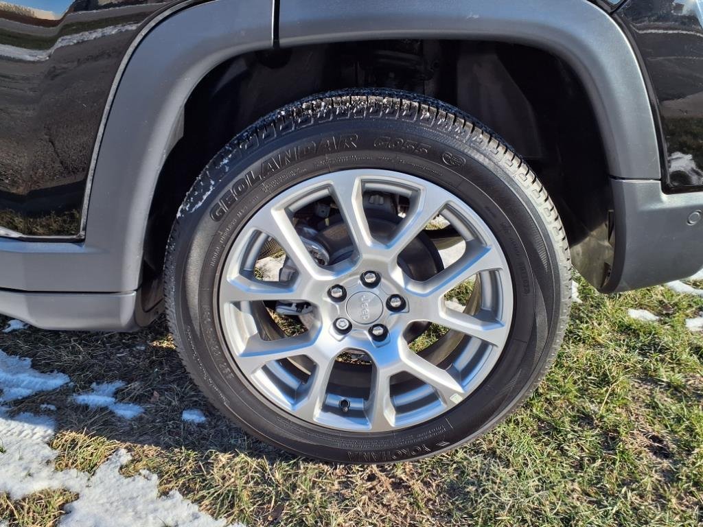 Used 2024 Black Jeep Latitude Lux image 6