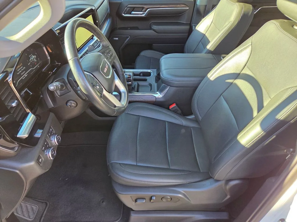 Used 2023 White GMC SLT image 13