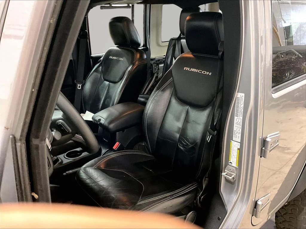 Used 2015 Silver Jeep Unlimited Sport image 22