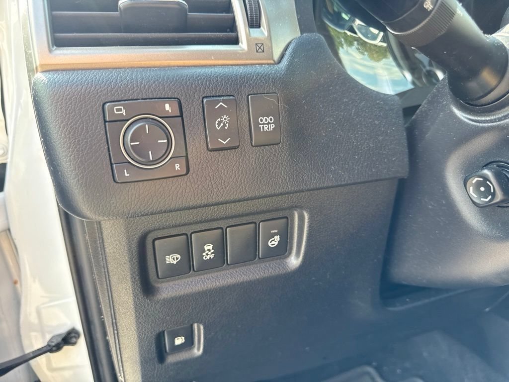 Used 2017 Starfire Pearl Lexus 460 Luxury image 18