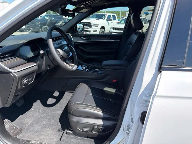 New 2026 White Jeep  image 12