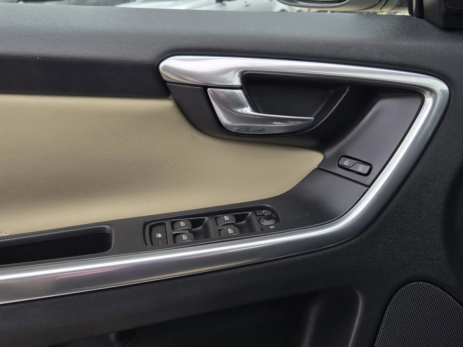 Used 2016 Ice White Volvo T5 Premier image 24