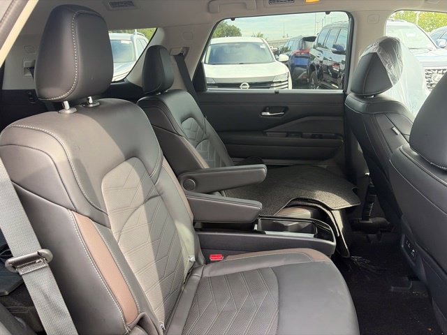 Used 2024 Gray Nissan Platinum image 18
