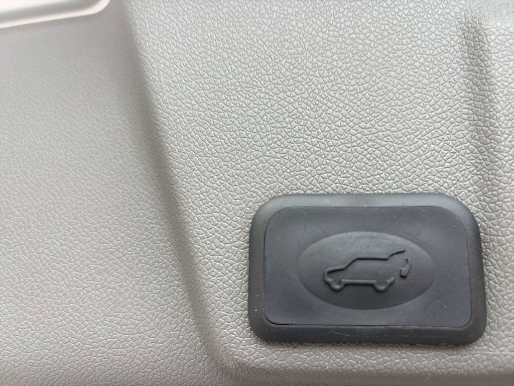 Used 2009 Silver Chevrolet LT image 8