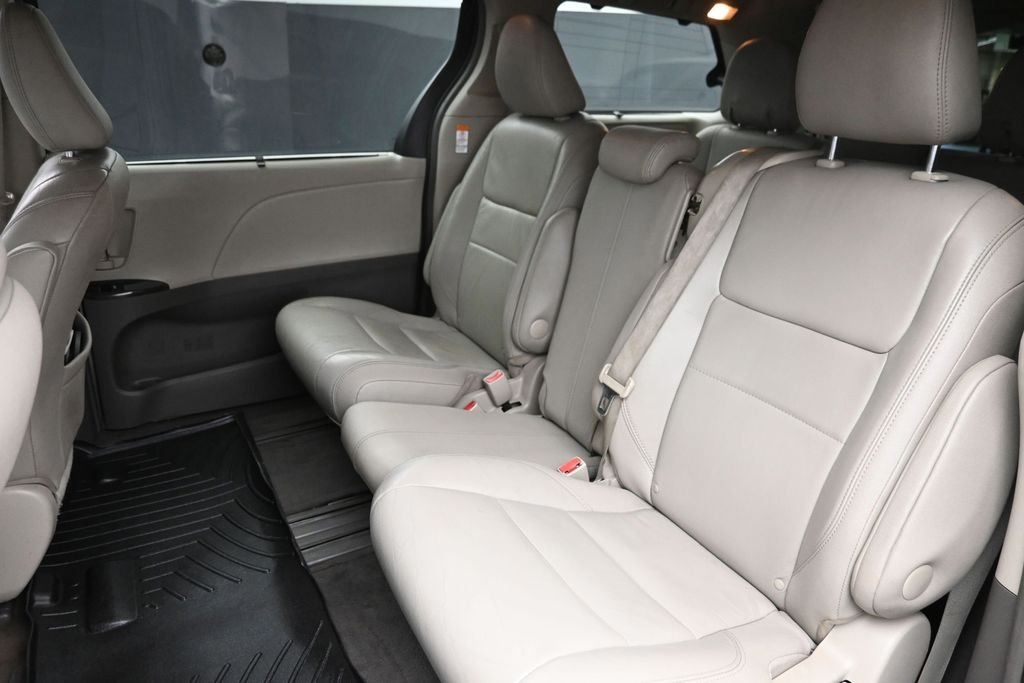 Used 2016  Toyota XLE Premium image 14