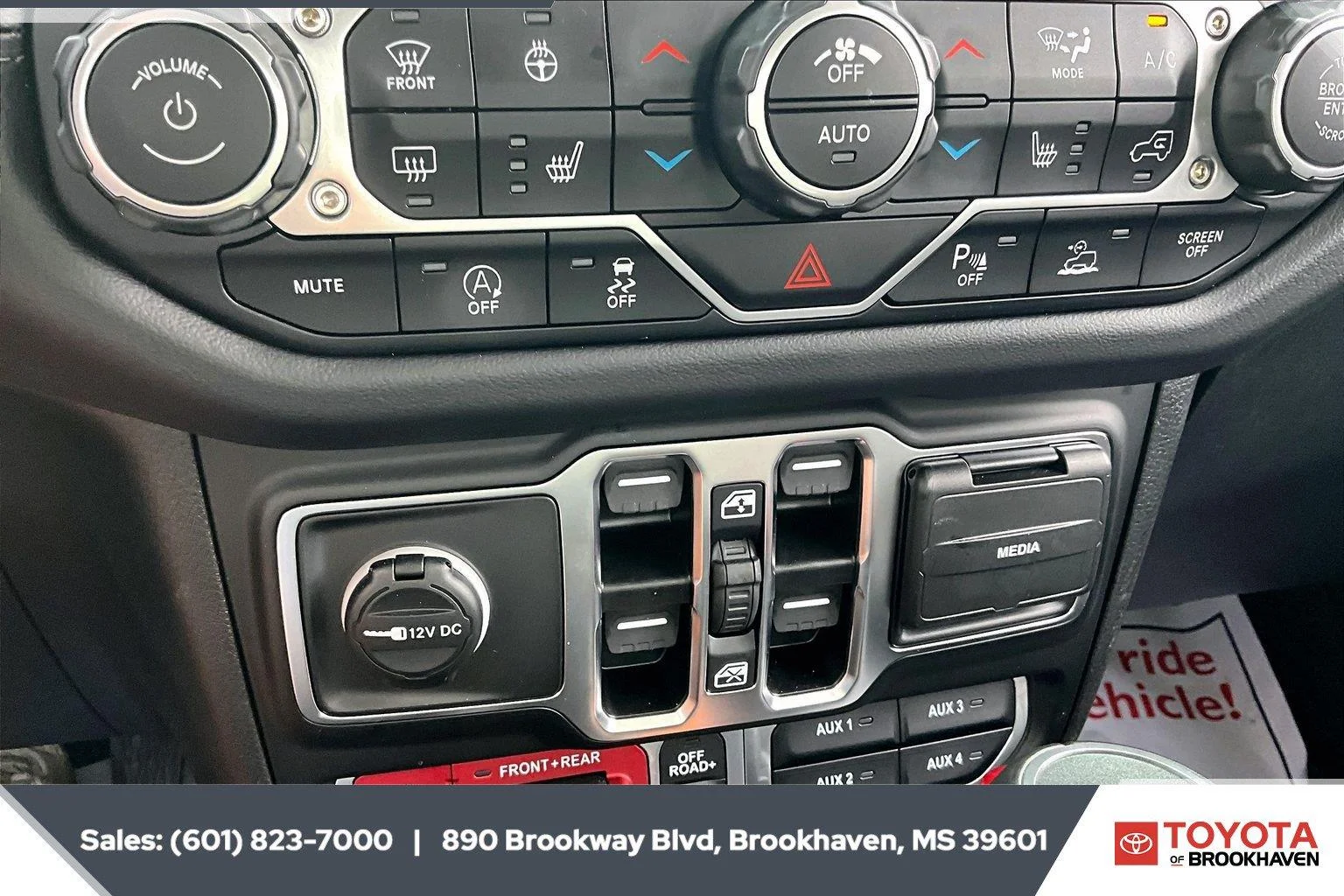 Used 2025 Bright White Clearcoat Jeep Rubicon X image 23