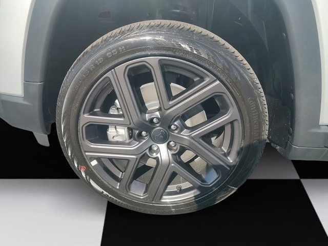 New 2026 Silver Zynith Metallic Clear-Coat Exterior Paint Jeep Latitude Altitude image 14