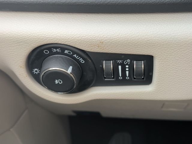 Used 2024 Silver Chrysler Touring L image 20