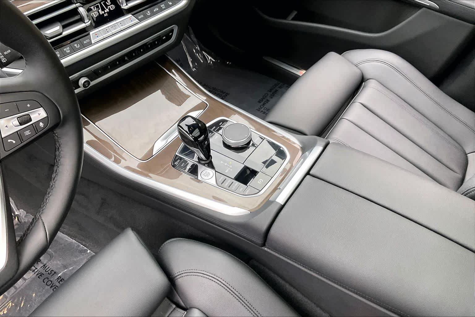 Used 2022 Black Sapphire Metallic BMW xDrive40i image 16
