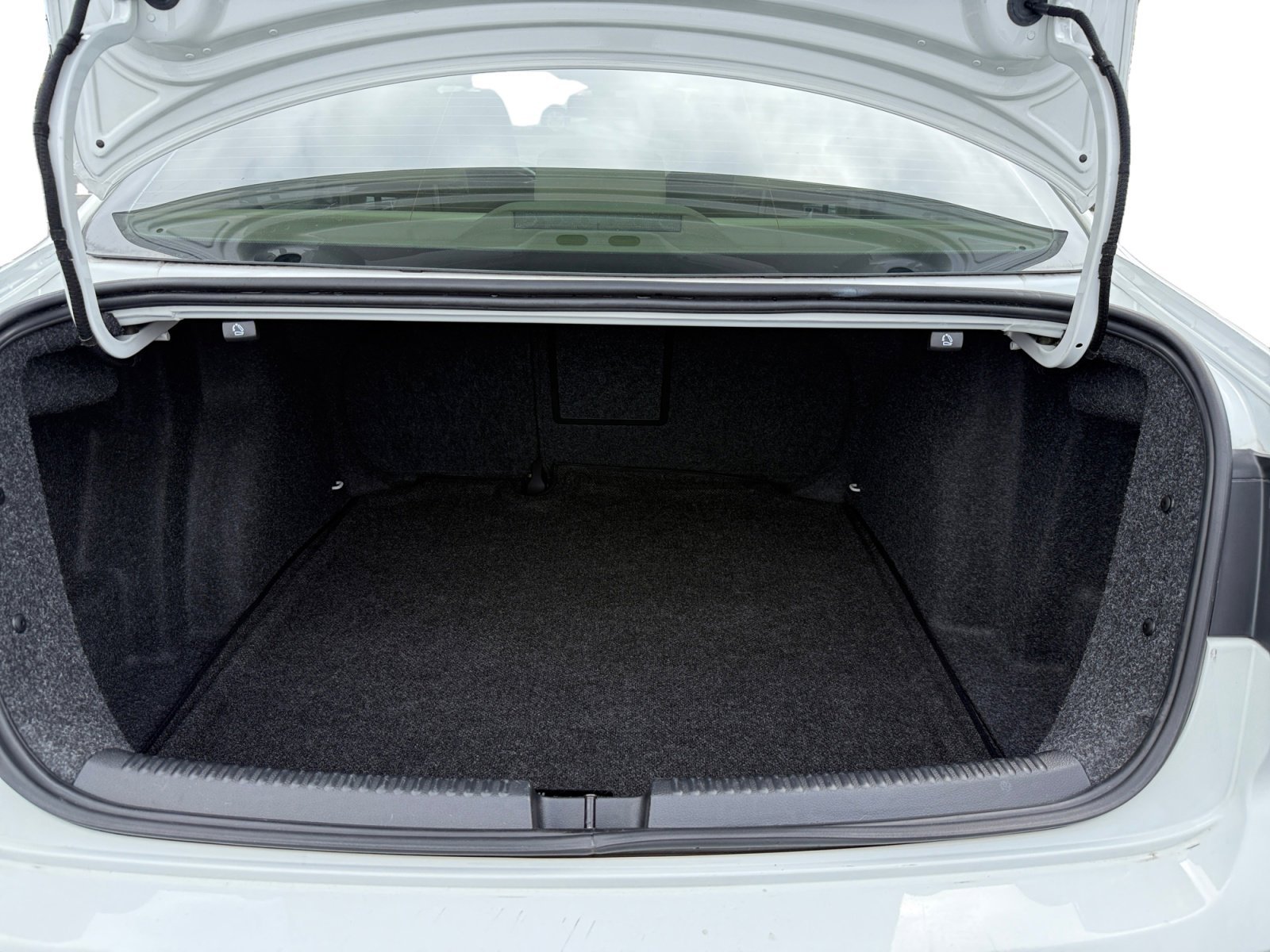 Used 2016  Volkswagen  image 17